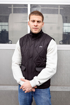 Curved Hunter Vest Black